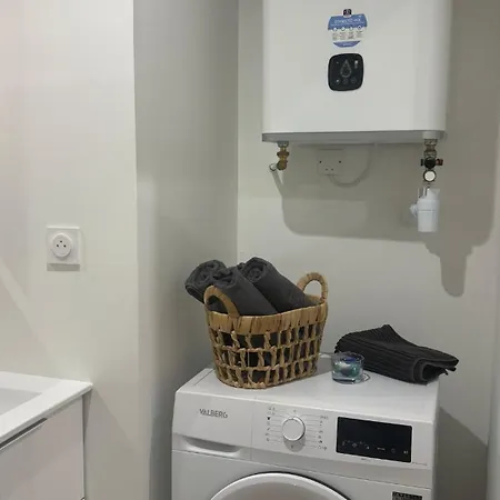 Chez Jerome - Bright And Cinematic Atmosphere *