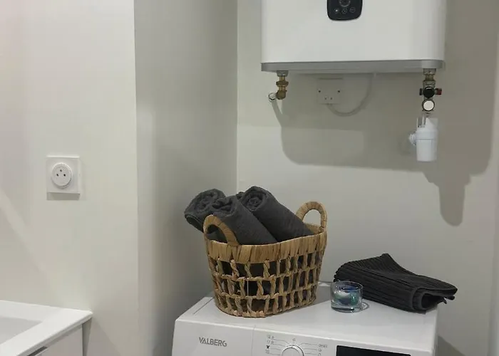 Chez Jerome - Bright And Cinematic Atmosphere *