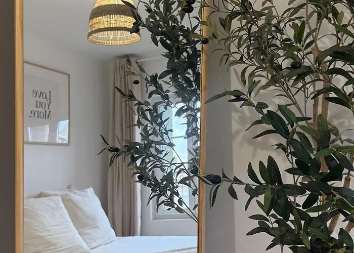 Chez Jerome - Bright And Cinematic Atmosphere